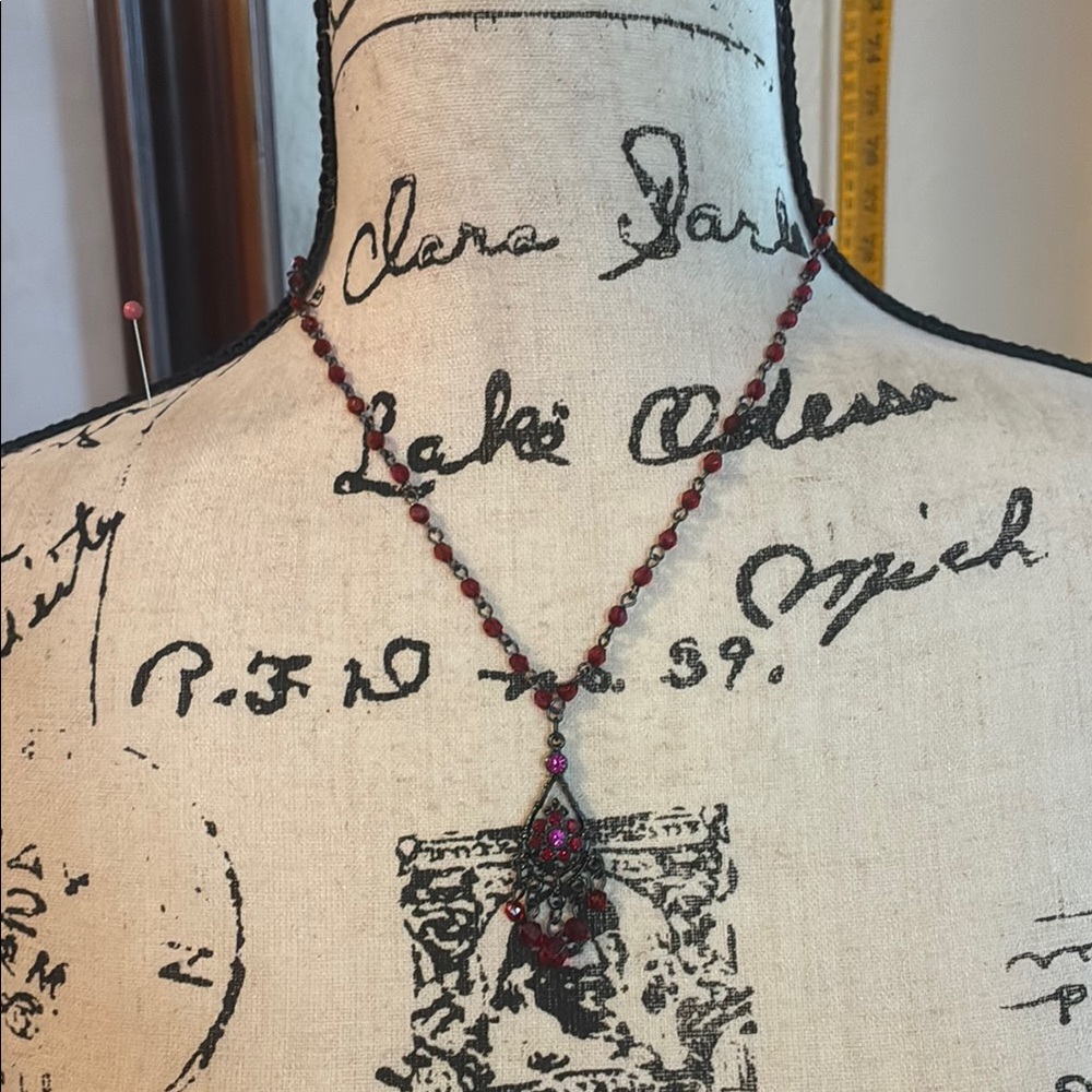 1928 Red Beaded Pendant Necklace
